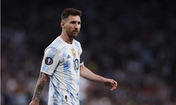 詹姆斯中国行引发争议，球迷围堵专车，保镖动情骂人驱散